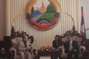 Dialogue between Prof.Caragea and Prime Minister Thongsing Thammavong-web