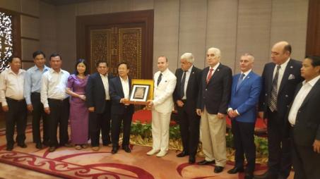 President Anton Caragea receives from Siem Reap governor the Statue of Jayavarman the VII replica